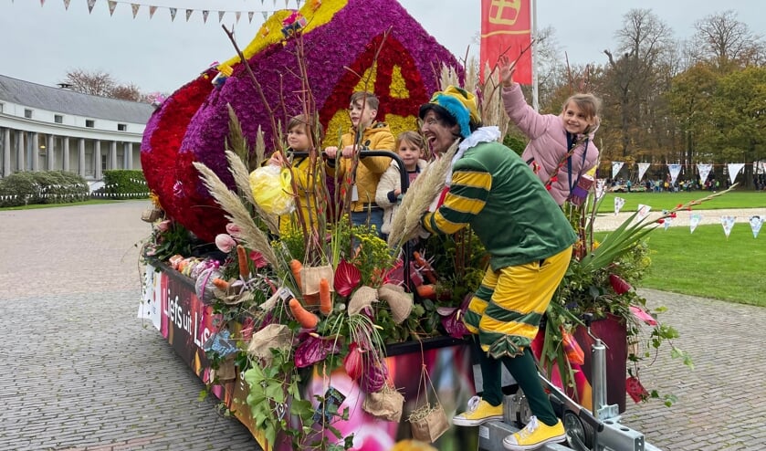 <p>Het corsohart vol dahlia's was speciaal voor het defilé gemaakt en naar Paleis Soestdijk gebracht, dat opnieuw dienst doet als het Grote Pietenhuis.</p>