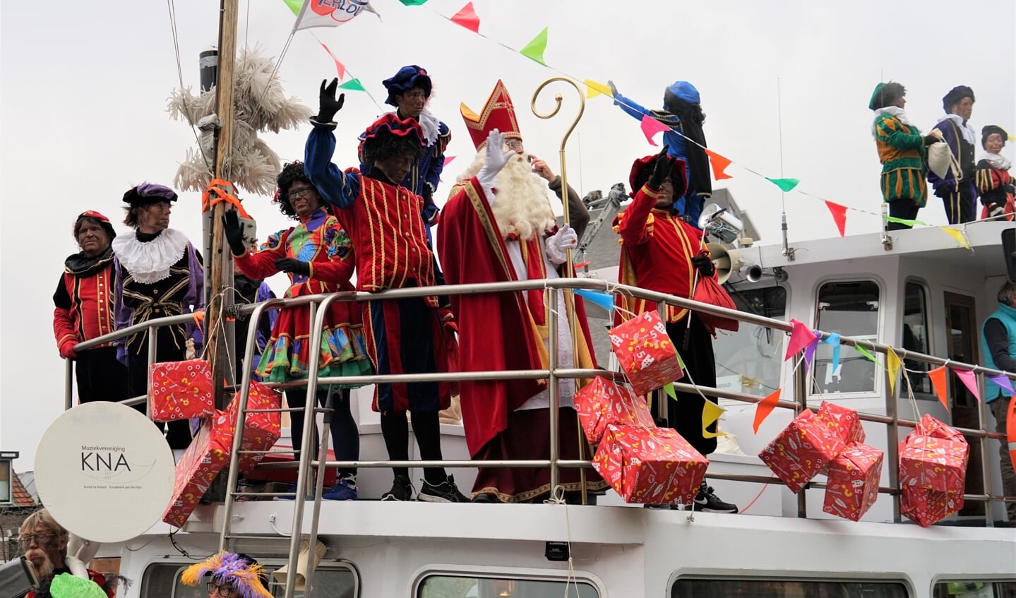 De pakjesboot komt aan met Sinterklaas en zijn helpers op de voorplecht.