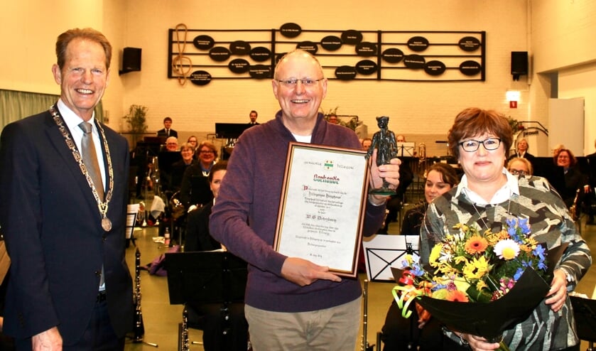 <p>De dirigent van de HHK en zijn echtgenote werden verrast door burgemeester Arie van Erk. | Foto: AC</p>  