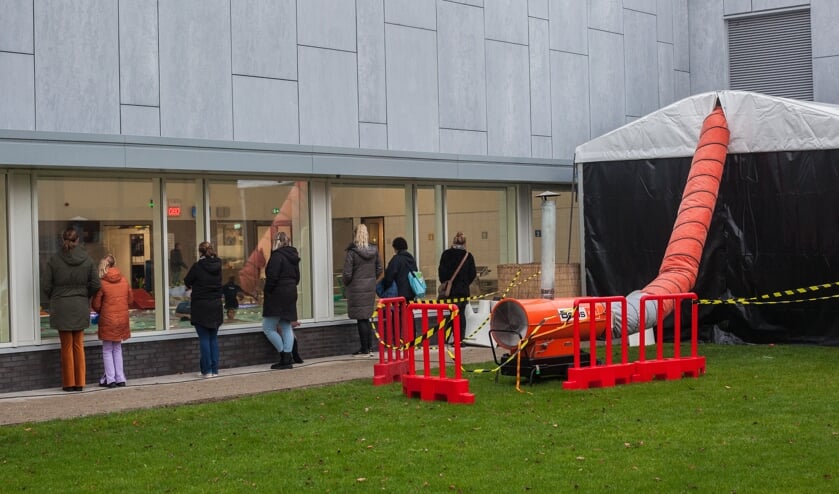 <p><br></p><p>De omkleedtent (rechts) voor ouders zonder coronatoegangsbewijs. | Foto: Adrie van Duijvenvoorde</p>