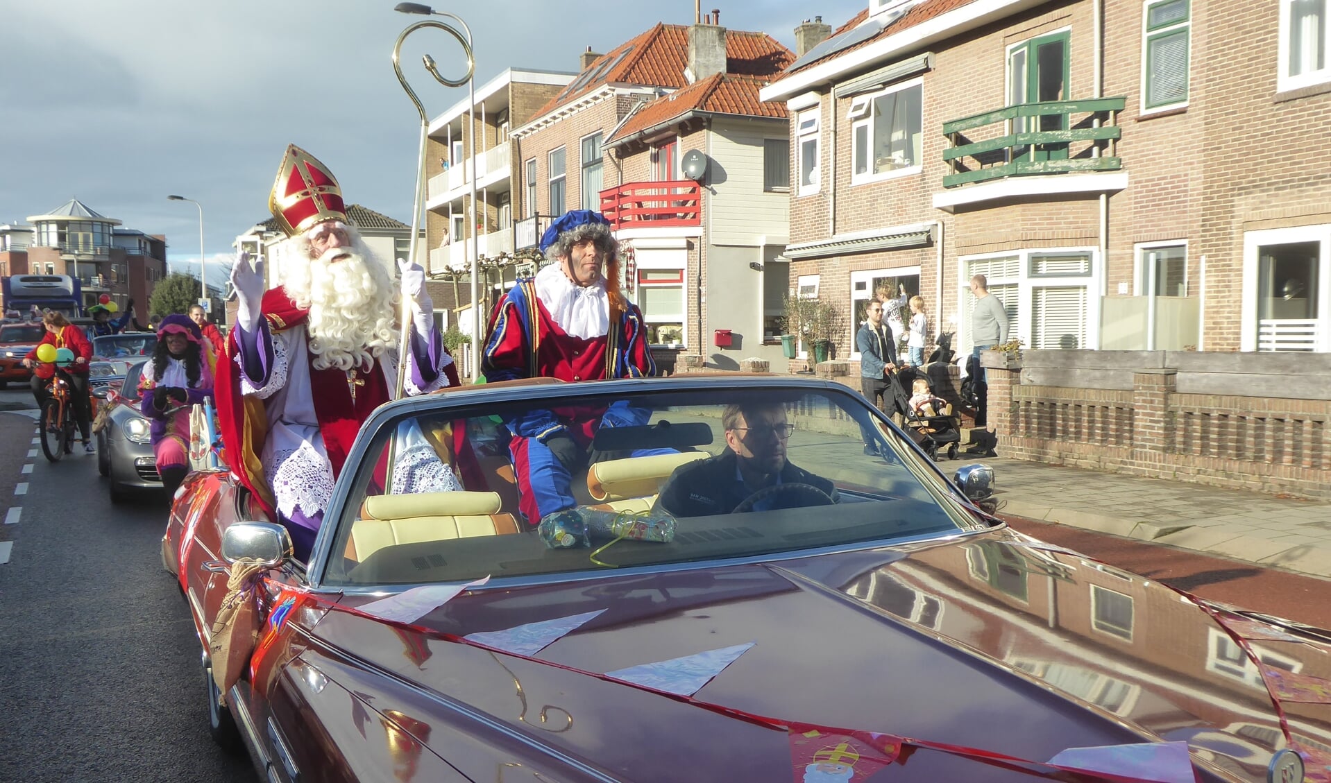 In een open Cadillac reed Sint Nicolaas naar Noordwijk Binnen. | Foto: Ina Verblaauw