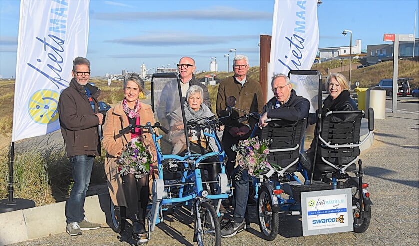 <p>Het bestuur van de stichting Fietsmaatjes met in hun midden Willemijn Wittkämper en Freek van der Valk (beiden met de bloemen). | Foto: Piet van Kampen</p>