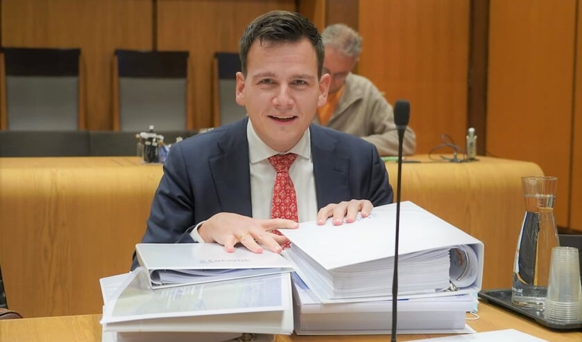 <p>Wethouder Gerard Mostert met voor zich het dossier Valkenhorst. | Foto: Marc Wonnink</p>  