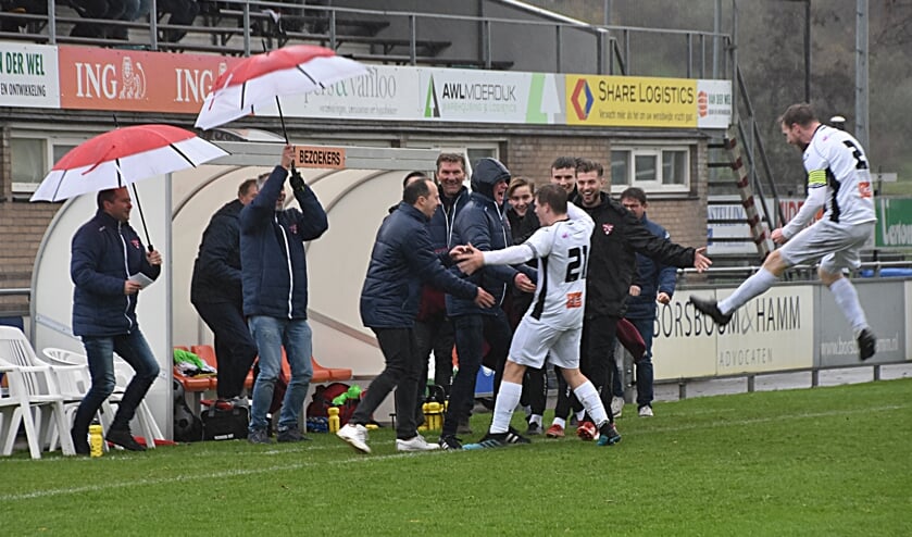 <p>Het derde doelpunt van Tom Bijen wordt bij de dug-out gevierd.</p>