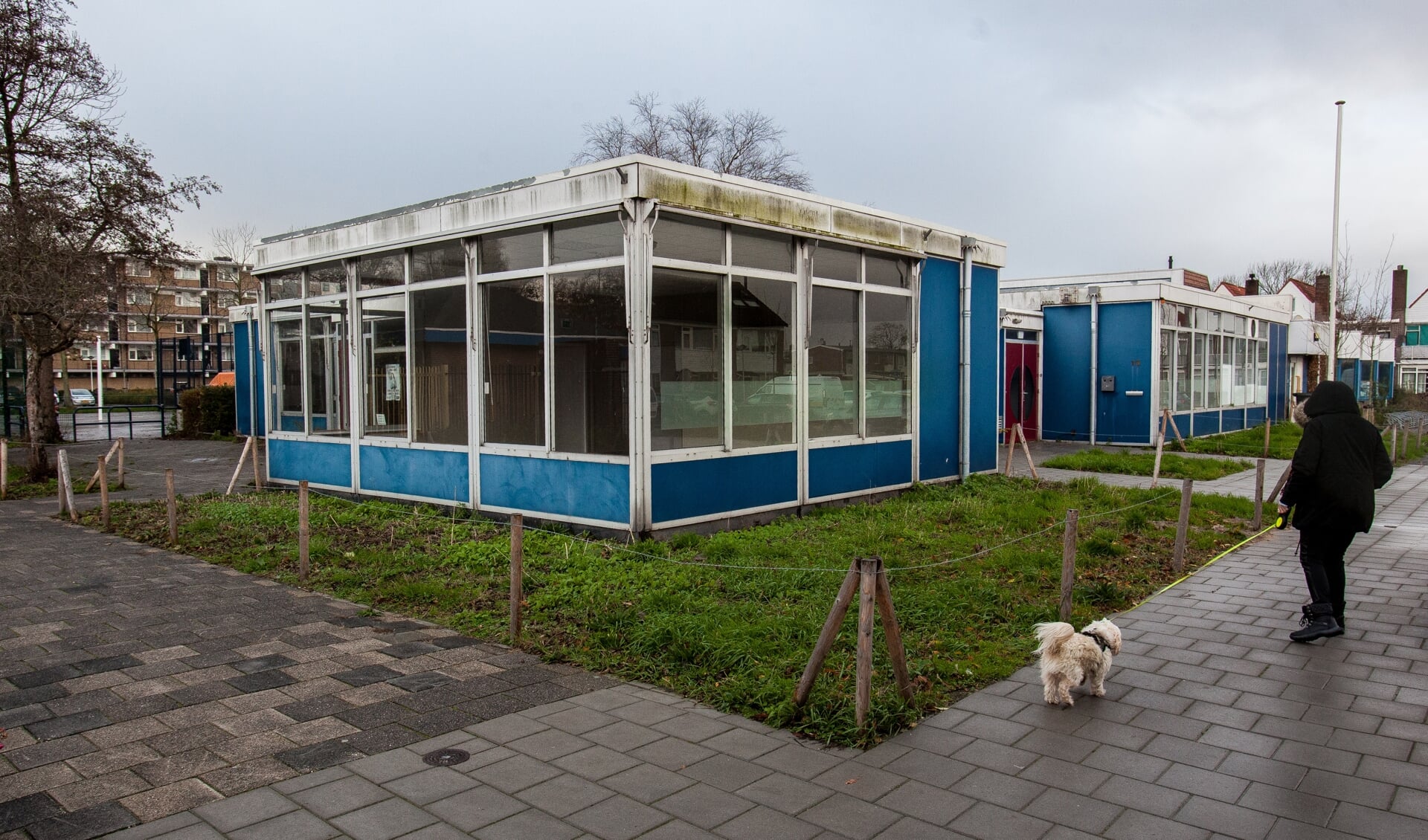 Het zieltogende wijkgebouw De Wiek in Katwijk aan den Rijn. | Foto: Adrie van Duijvenvoorde