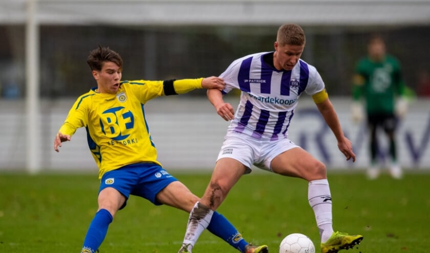 <p>Lars Rauws in duel met Remi van Ekeris van FC Lisse.</p>