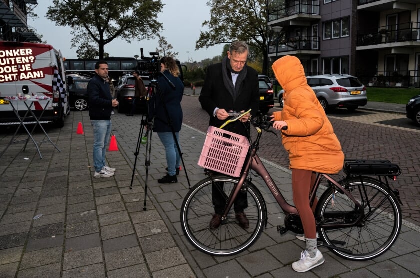 <p>Wethouder Huizing wijst een leerling op het belang van goede verlichting. | </p>