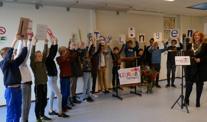 Burgemeester Carla Breuer opent het Leerlab samen met de leerlingen.