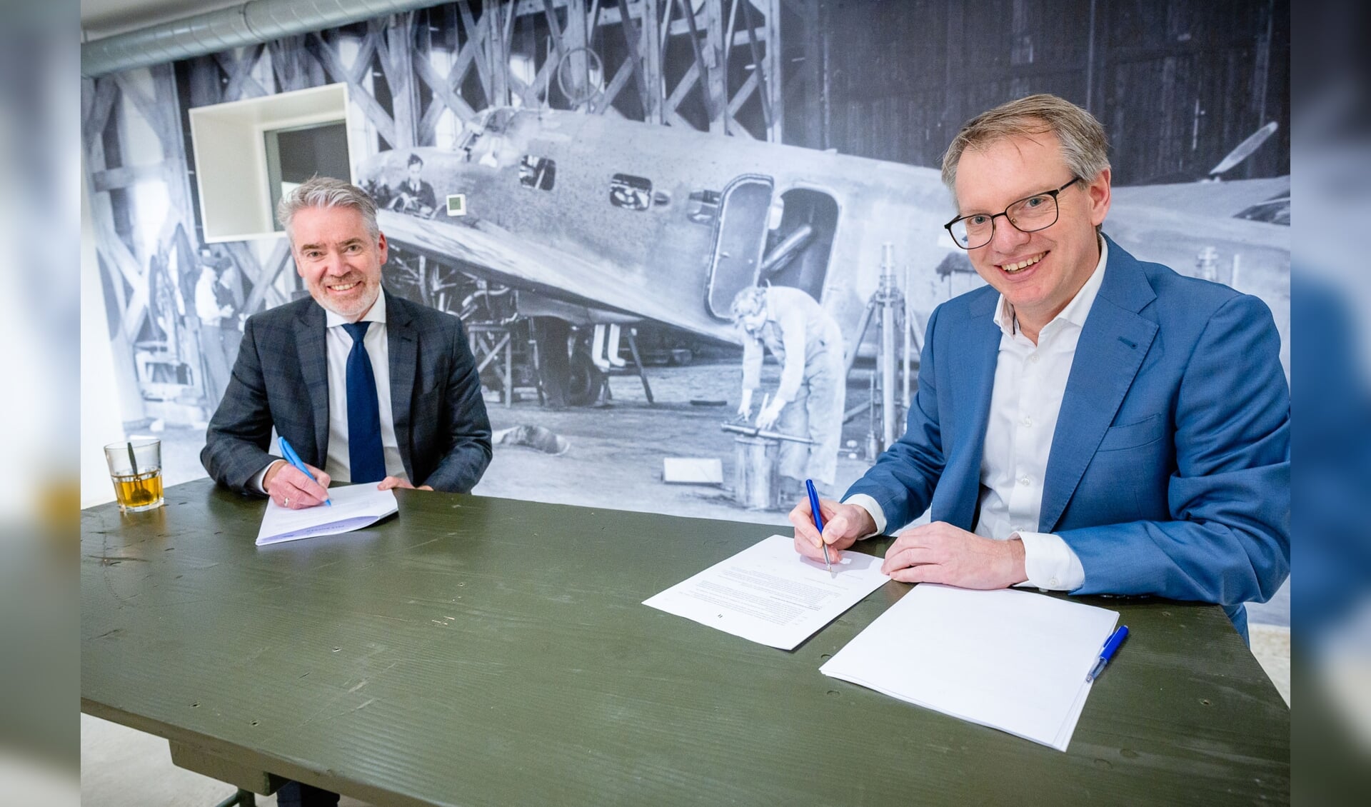 Ondertekening contract Rijksgebouwendienst en BPD door Patrick Joosen, regiodirecteur BPD Zuid-West en Martijn van Berkel, projectdirecteur bij het Rijksvastgoedbedrijf |  