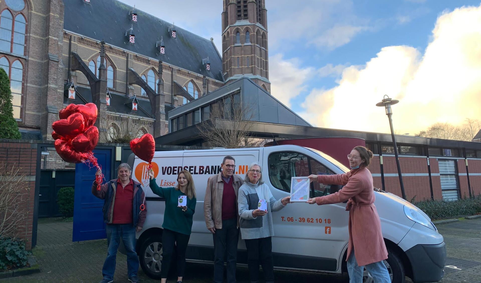 Medewerkers van WelzijnsKompas bezochten onder meer de voedselbank Lisse met een bedankje. | Foto: pr
