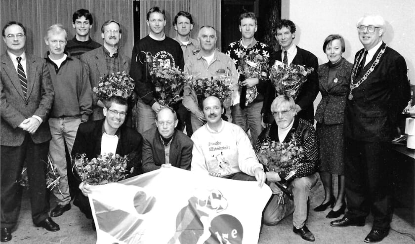 <p>Daags na de Elfstedentocht werden de rijders uitgenodigd in het gemeentehuis door burgemeester Scheenstra. Er was onderling veel uit te wisselen. Voor de Oegstgeester Courant werd bijgaande foto gemaakt. </p>