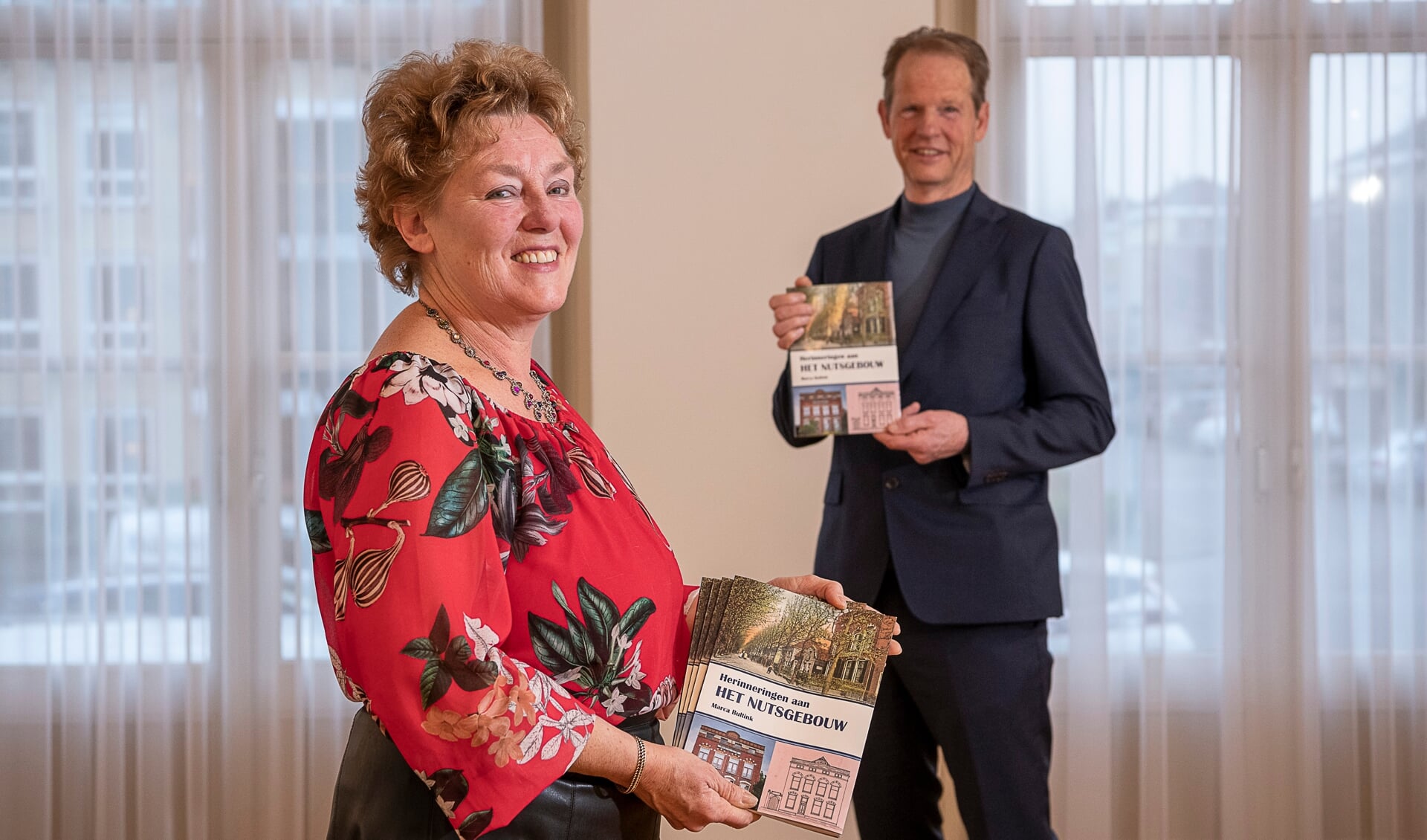 Auteur Marca Bultink en burgemeester Arie van Erk. | Foto: Corine Zijerveld.