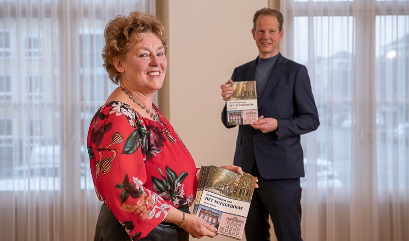 <p>Auteur Marca Bultink en burgemeester Arie van Erk. | Foto: Corine Zijerveld.</p>  