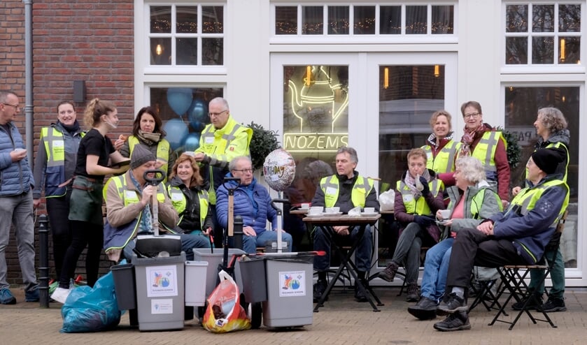 Vrijwilligers van schoonmaakploeg Teylingen Schoon krijgen na afloop van de actie koffie aangeboden van Nozems in Sassenheim.  