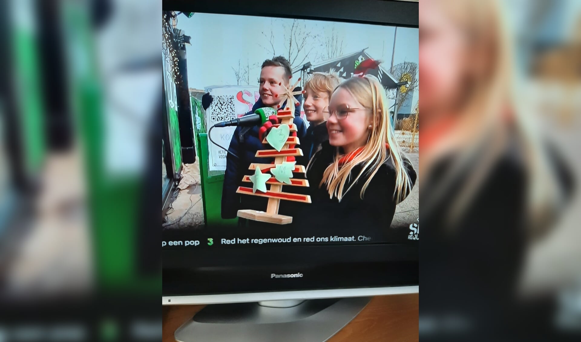 De drie jonge Leiderdorpers mochten een cheque overhandigen bij het Glazen Huis en waren uitgebreid te zien in het Jeugdjournaal.