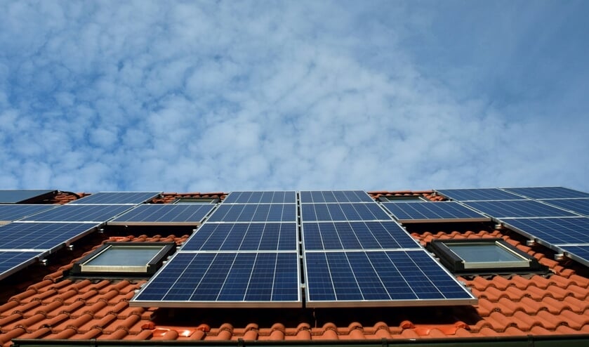 Het liefst zou elk dak in Lisse vol moeten liggen met zonnepanelen. Maar dan nog is er een flinke slag te slaan in de energietransitie.  