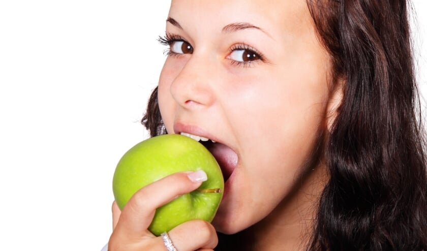 Neem eens een appel of wortel in plaats van een koekje of snoep.