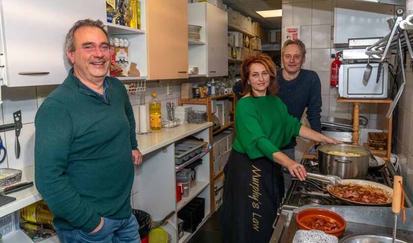 <p>Wethouder Jan van Rijn in de (gaar)keuken van eigenaars Richard Heus en Inge Strijdonck. | Foto: Sven van der Vlught.&nbsp;</p>  