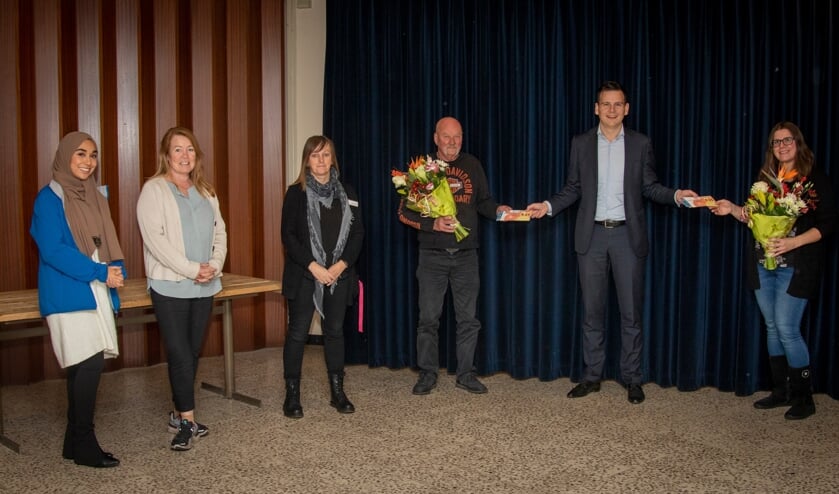 <p>De partners van Hoornes samen in beweging overhandigen de cadeaubonnen aan twee winnaars. <br>| Foto: Foto van Dijk</p>