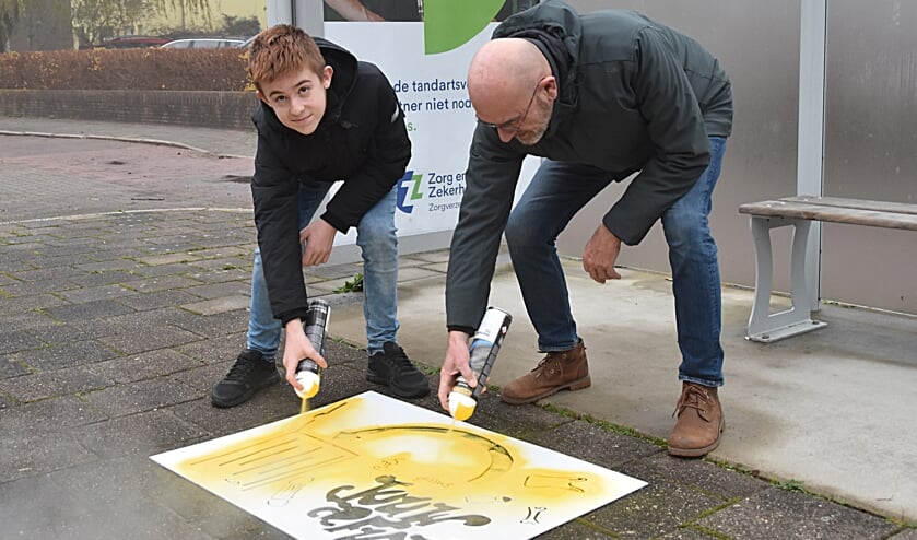 <p>Wethouder Nagtegaal en Keano spuiten een dringende boodschap op de stoep voor de school. </p>