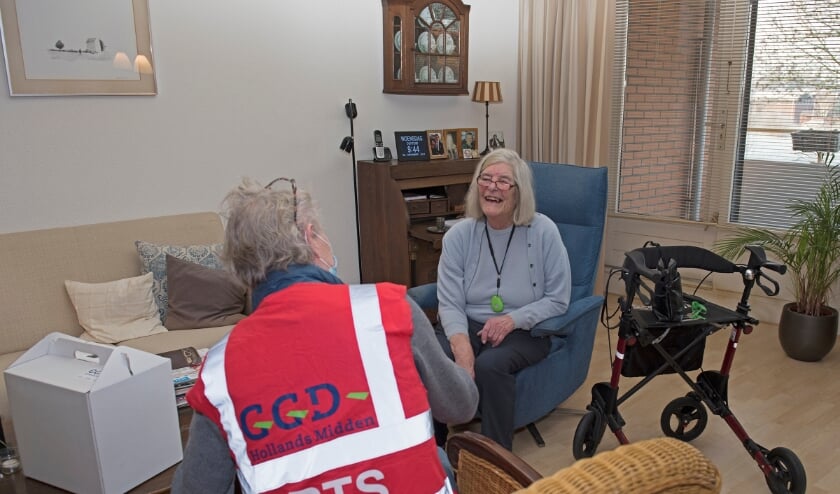 GGD-artsen worden met auto's van de Brandweer Hollands Midden naar mensen gebracht die niet zelf naar een priklocatie kunnen komen.