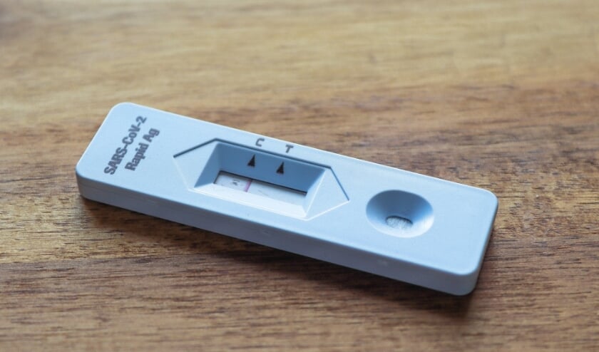 <p>Een coronazelftest is negatief als het streepje zichtbaar is bij de C (controlestreep).</p>