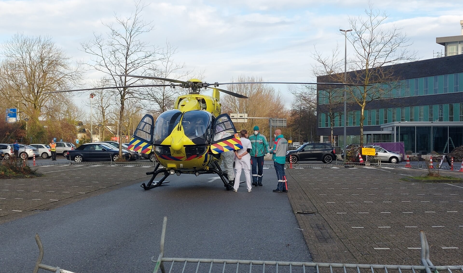 De helikopter landde op het parkeerterrein vlakbij de entree van Alrijne Ziekenhuis Leiderdorp.