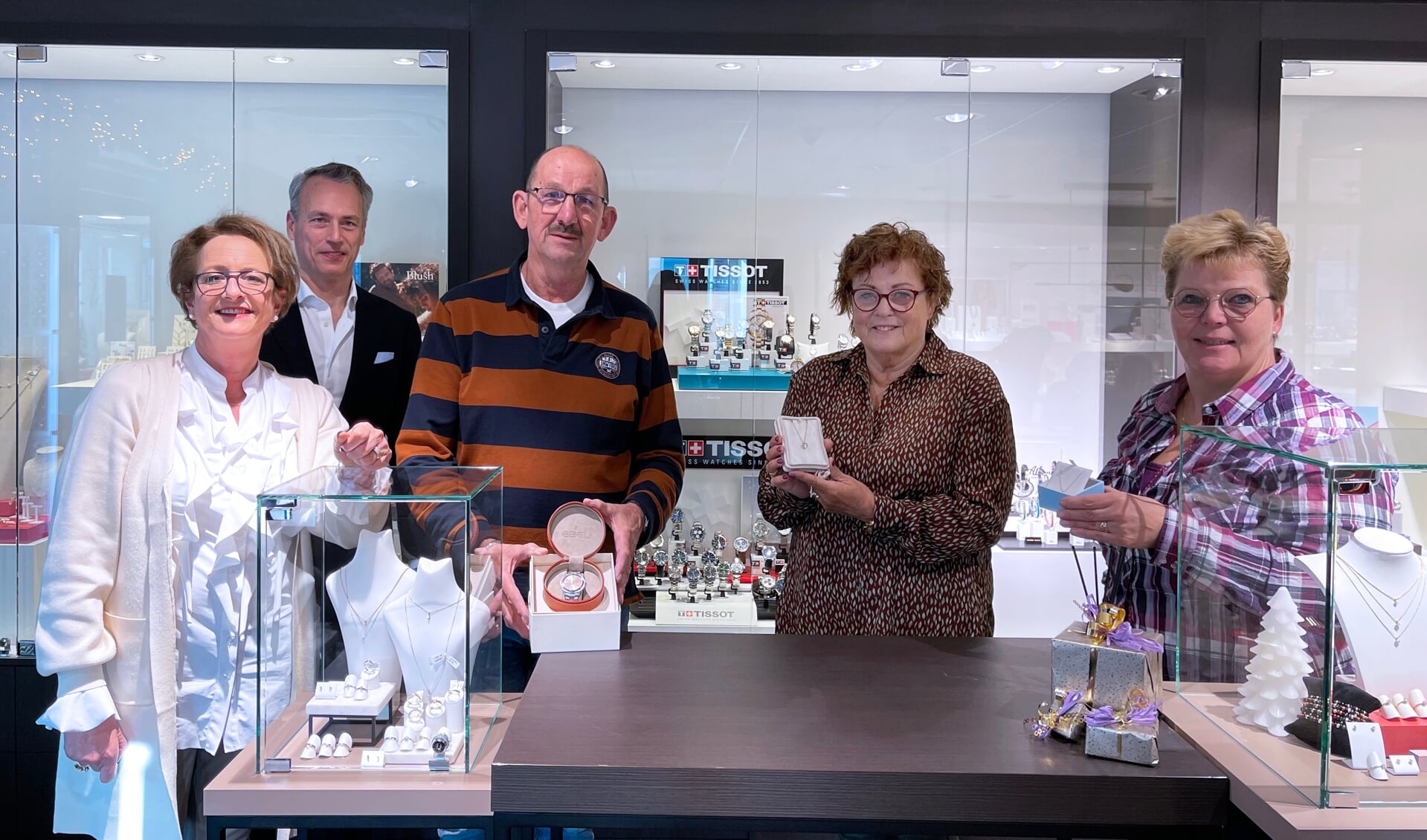Blije gezichten bij de prijswinnaars van Niestadt Juweliers. Zij konden hun prijzen afgelopen zaterdag ophalen in de winkel.