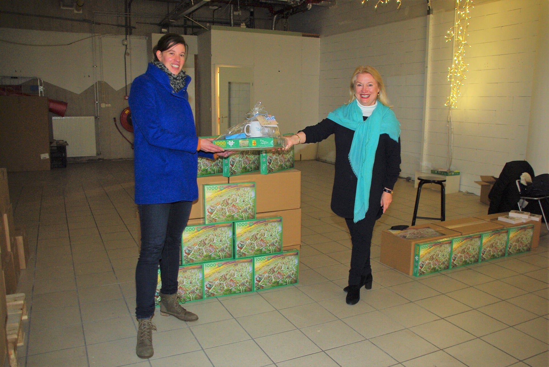 Mariska de Groot ontving een prachtig 'Terug naar Oegstgeest’-kerstpakket van Marjolijn van der Jagt van Dorpsmarketing Oegstgeest. | 