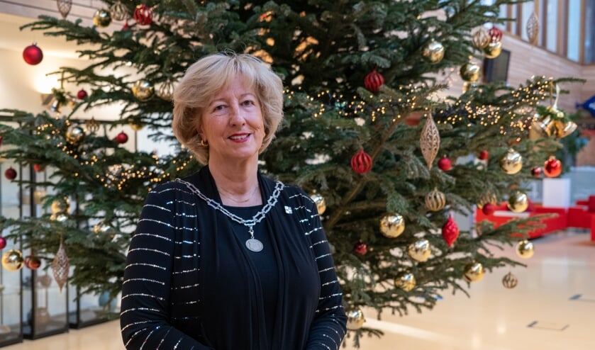 <p>Burgemeester Laila Driessen-Jansen in het atrium van het gemeentehuis. | Foto: Marc Wonnink</p>
