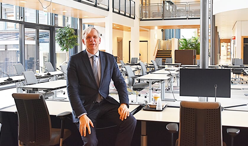 <p>Burgemeester Cornelis Visser: ‘Ik hoop op een snel herstel van het sociale leven.' | Foto: Piet van Kampen</p>