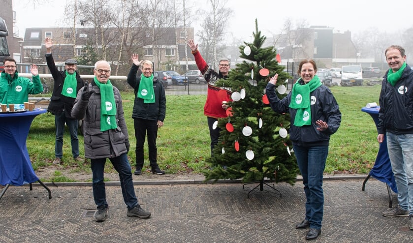 <p>Het team met de boom met kerstwensen. </p>