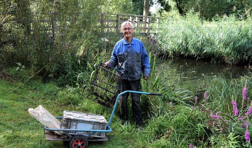 <p>Pieter Jan de Keyser met een rivierkreeftenkooi tijdens zijn rondje Houtkamp aan het eind van de zomer van dit jaar. </p>