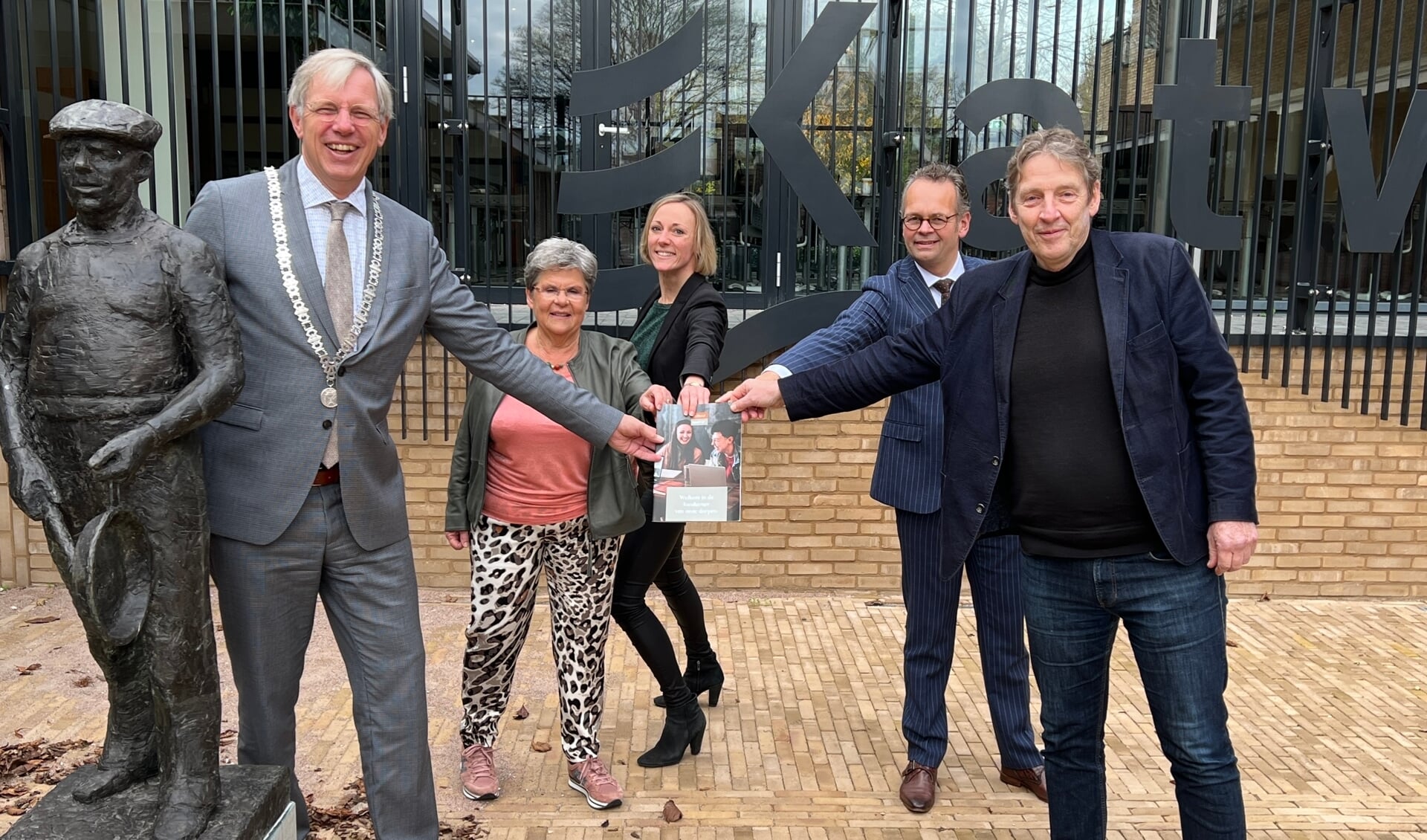 Overhandiging van de brochure: burgemeester Cornelis Visser, Josette Pasmans (K&O), Rozemarijn Timmer Muziekschool Katwijk, wethouder Jacco Knape en Jan Klerk (v.l.n.r.). | Foto: pr