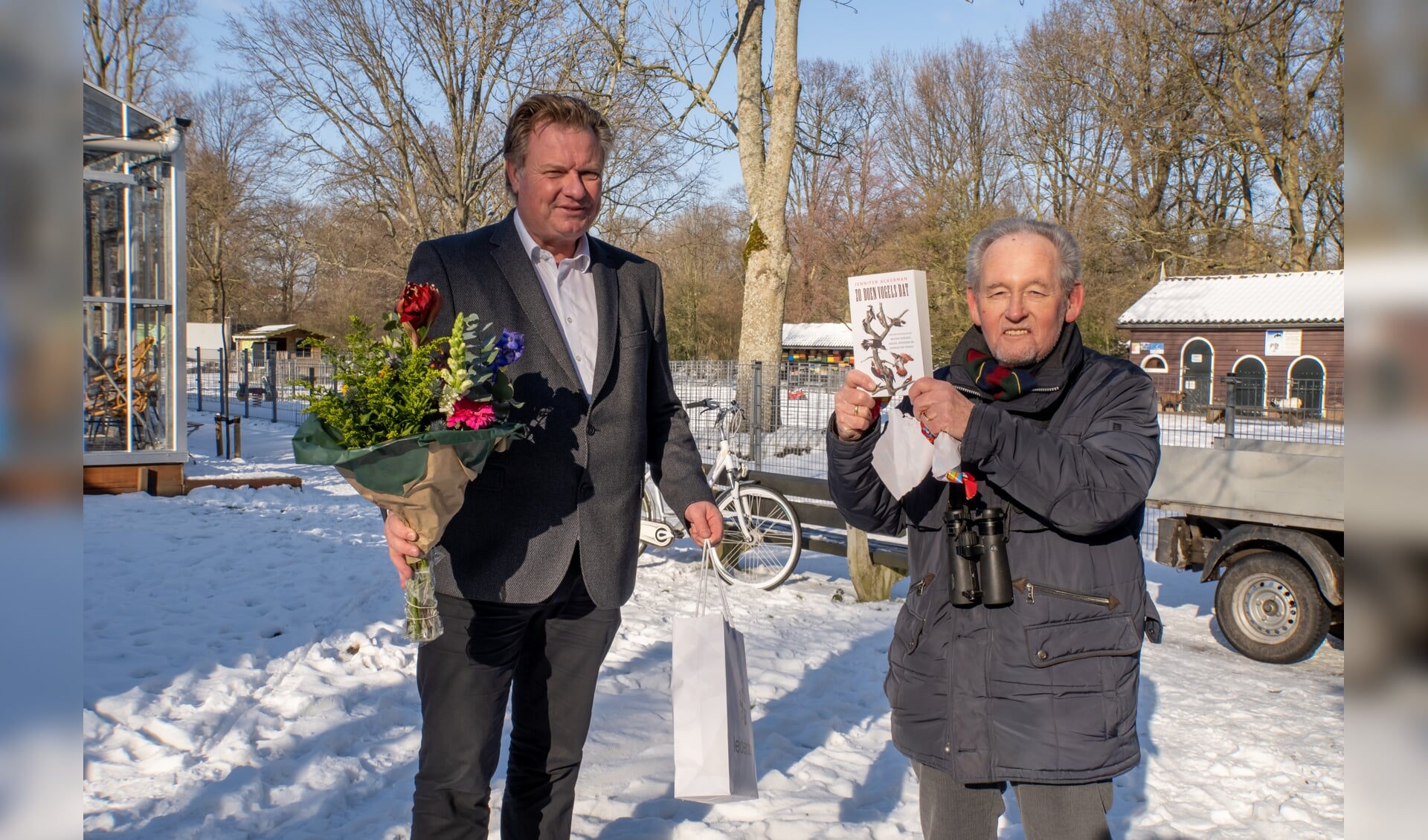 Bert van Eijk (rechts) kreeg cadeautjes en bloemen van wethouder Rik van Woudenberg. | Foto: J.P. Kranenburg 
