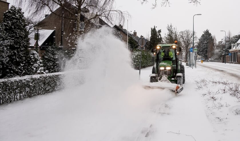 <p>Een van de borstelwagens passeert op zijn route de Rhijngeesterstraatweg. | Foto Wim de Winter</p>