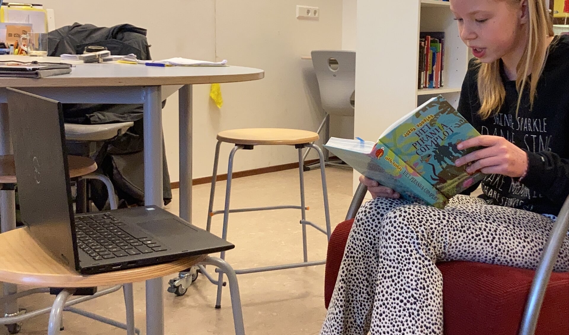 Sarah-Roos van der Rijst van de Leiderdorpse basisschool De Leeuwerik las voor uit 'Het Piranha Complot' van Jozua Douglas. 