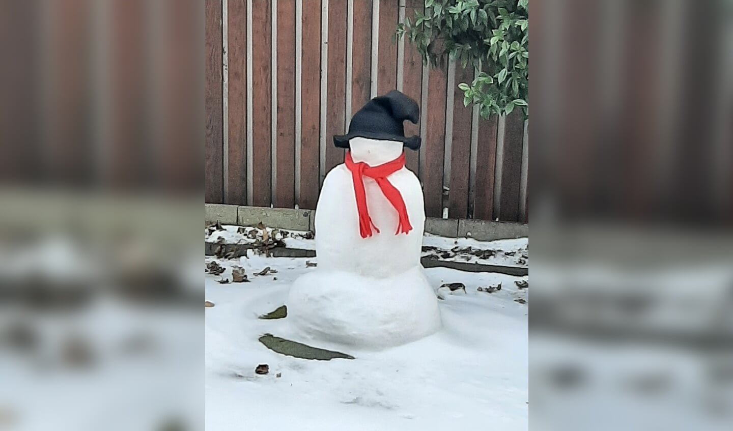 Demi en Petra Oostdam maakten deze 'sneeuwboeddha'. "Hij toch een beetje kaal dus hebben we hem 'aangekleed'."
