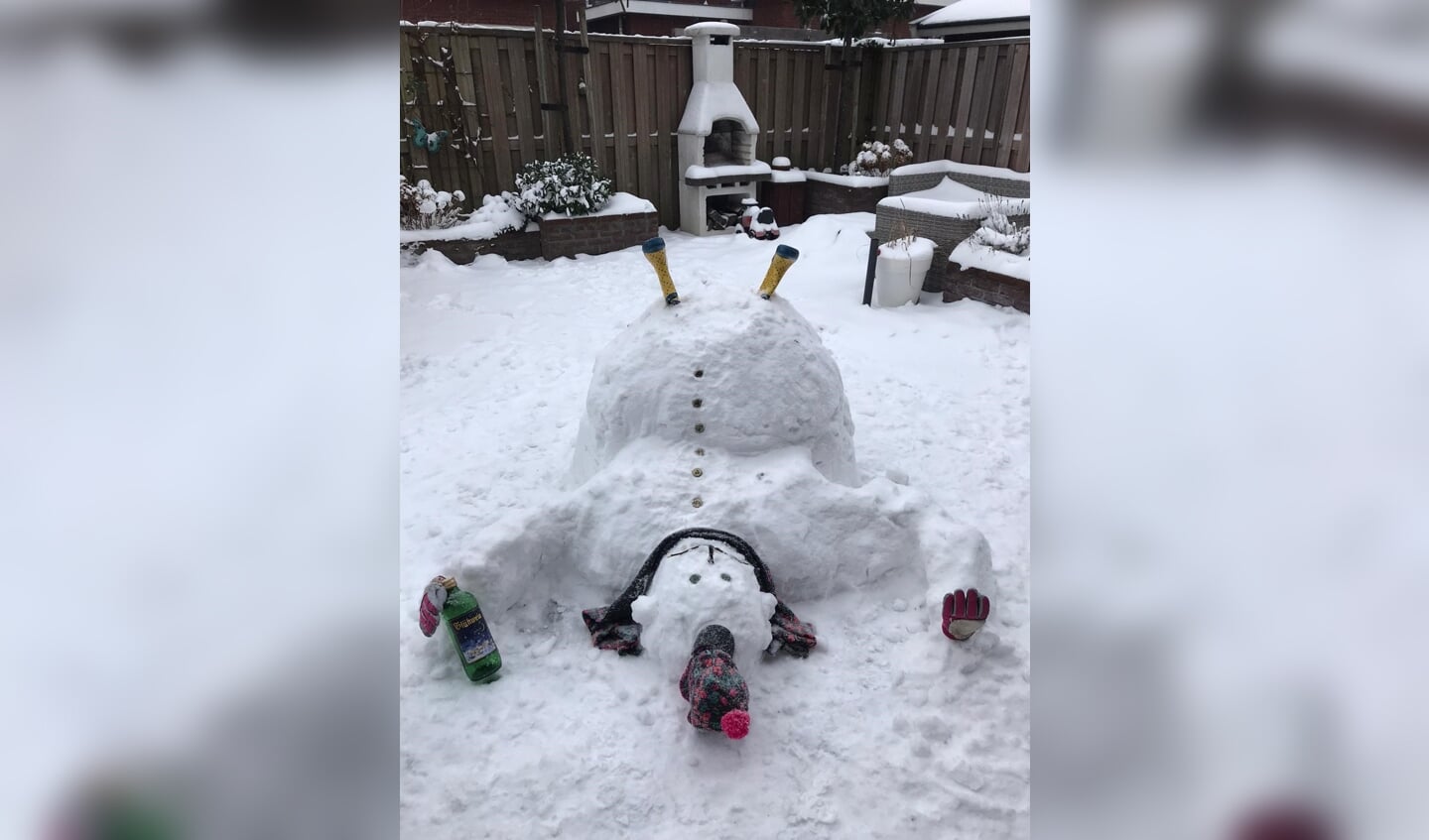 Trotse oma Truus Warmderdam stuurde de sneeuwpop van kleinkinderen Dana, Anouk en Faas Dignum in. De sneeuwpop is er maar bij gaan liggen, in de achtertuin in de Prins Bernhardstraat in Sassenheim. 