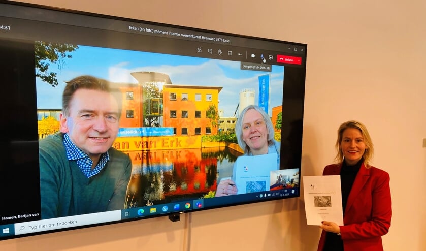 <p>Wethouder Jeanet van der Laan (rechts) tekende de intentieovereenkomst virtueel met Kitty van der Velde, directeur van de Adriaan van Erk Groep en haar collega Bartjan van Haaren.</p>