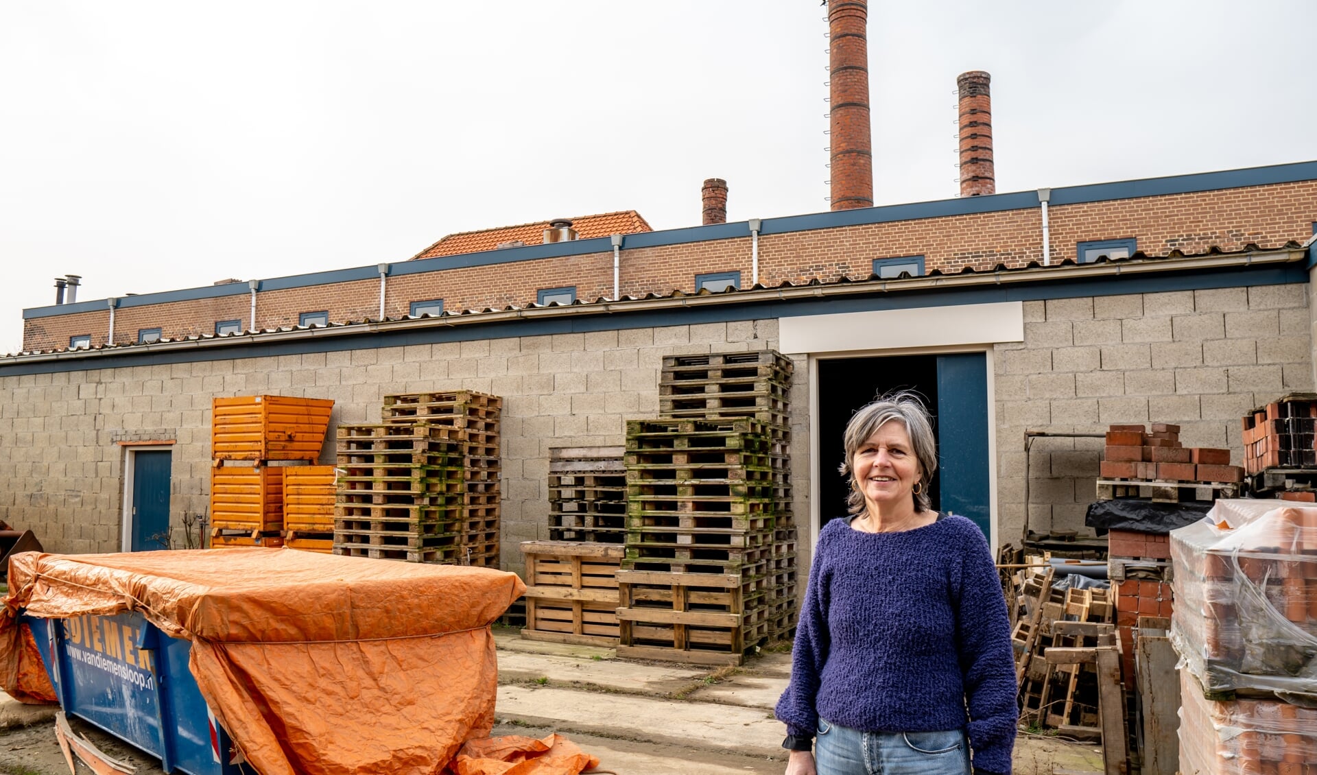 Jolanda Ginjaar op de binnenplaats van de kleiwarenfabriek. 