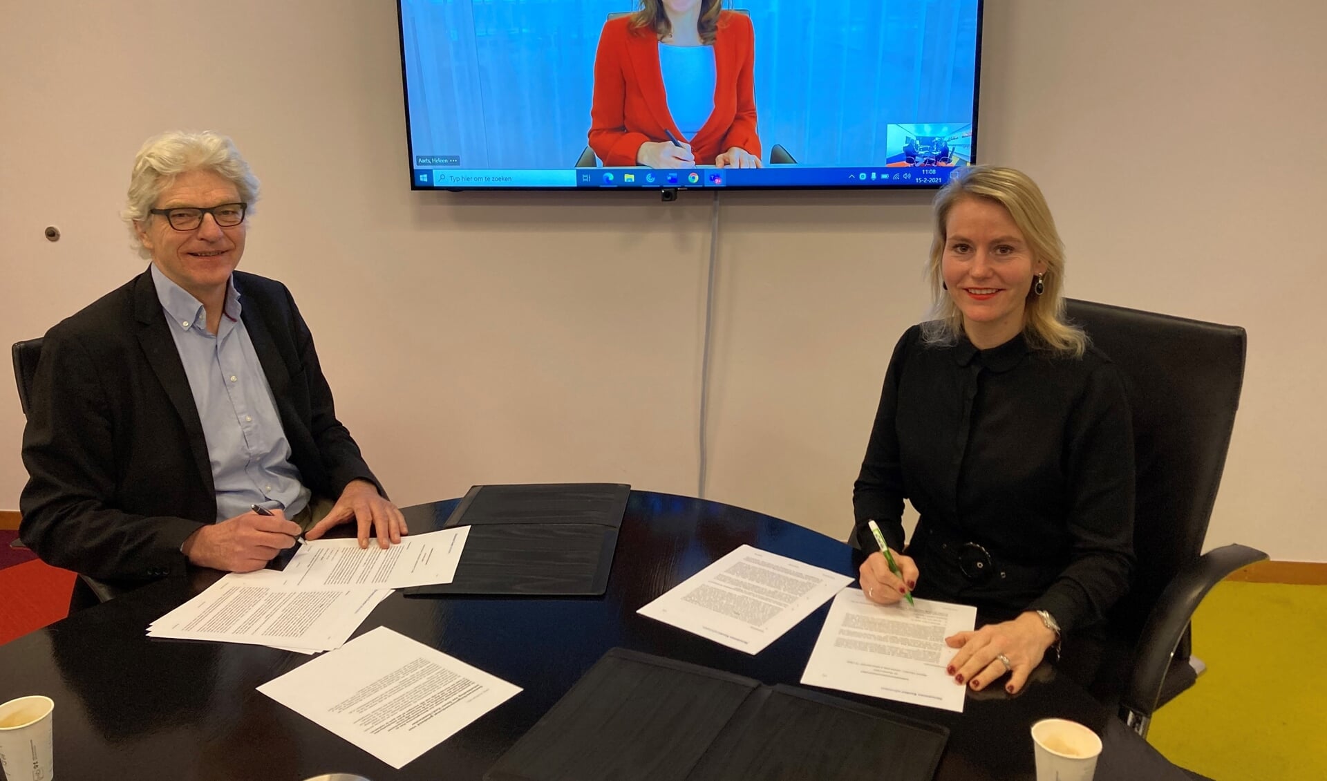 Hans Al van Woningstichting Stek (l), Heleen Aarts van vastgoedontwikkelaar Amvest (m) en wethouder Jeanet van der Laan tekenen de samenwerkingsovereenkomst voor Dever-Zuid/Geestwater.