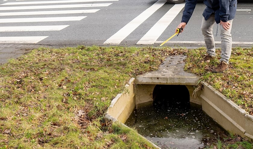 <p>Edwin Brussee op de middenberm van de Engelendaal bij de ingang van de tweede tunnel van de faunapassage, die ook vorige week weer onder water stond. | Foto: J.P. Kranenburg</p>