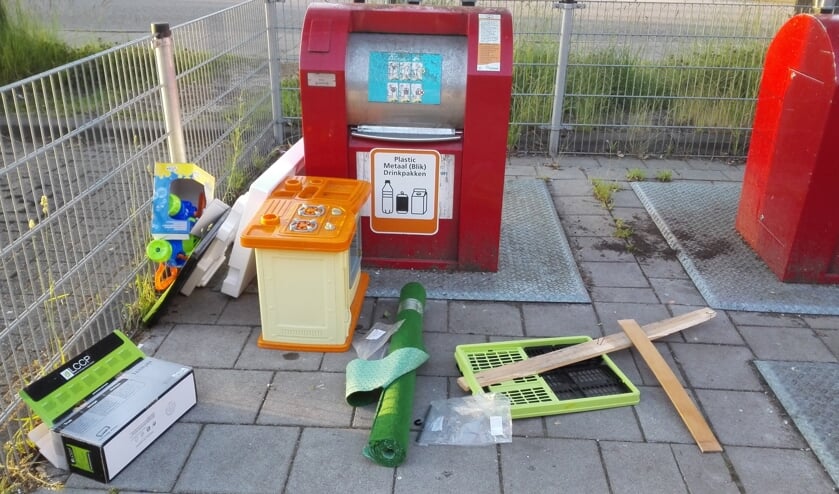 Bij de milieuparkjes komen volmelders, maar of dat helpt tegen afval dat er duidelijk niet hoort, is de vraag. | Foto: RD