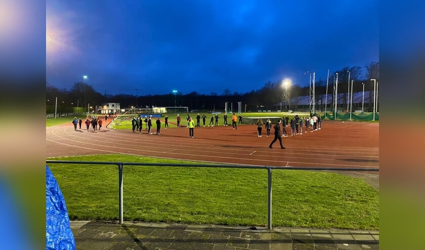 <p>Zwemmers van de Columbiaan mogen nog niet het water in, en dus wordt uitgeweken naar de atletiekbaan. | Foto: pr.</p>