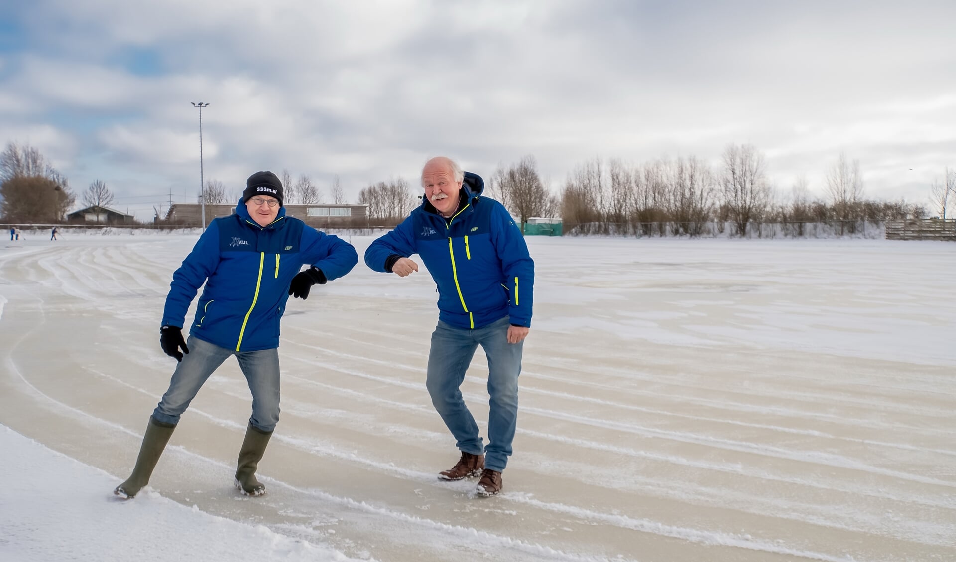 Voorzitter Aad de Vries (rechts) en voormalig voorzitter John de Lange van de VIJL hebben zin in de opening van de ijsbaan.