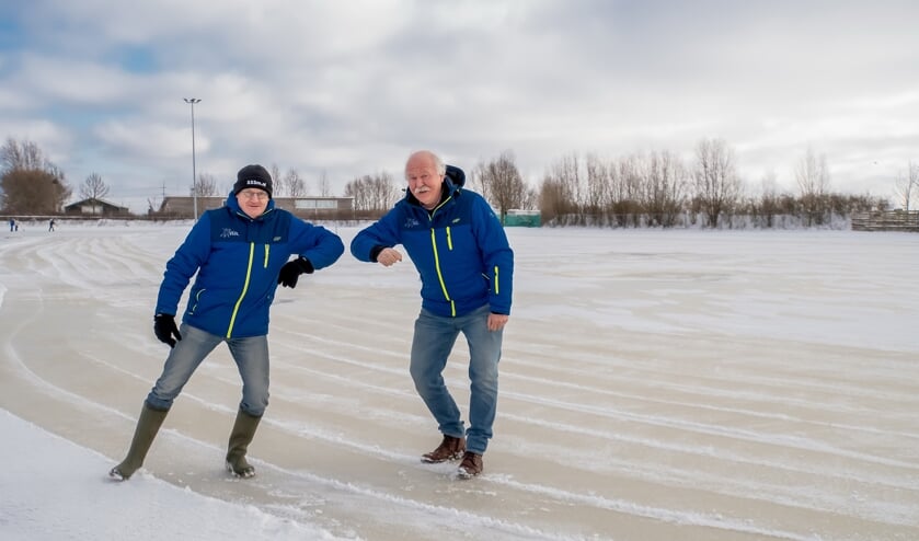 <p>Voorzitter Aad de Vries (rechts) en voormalig voorzitter John de Lange van de VIJL hebben zin in de opening van de ijsbaan.</p>