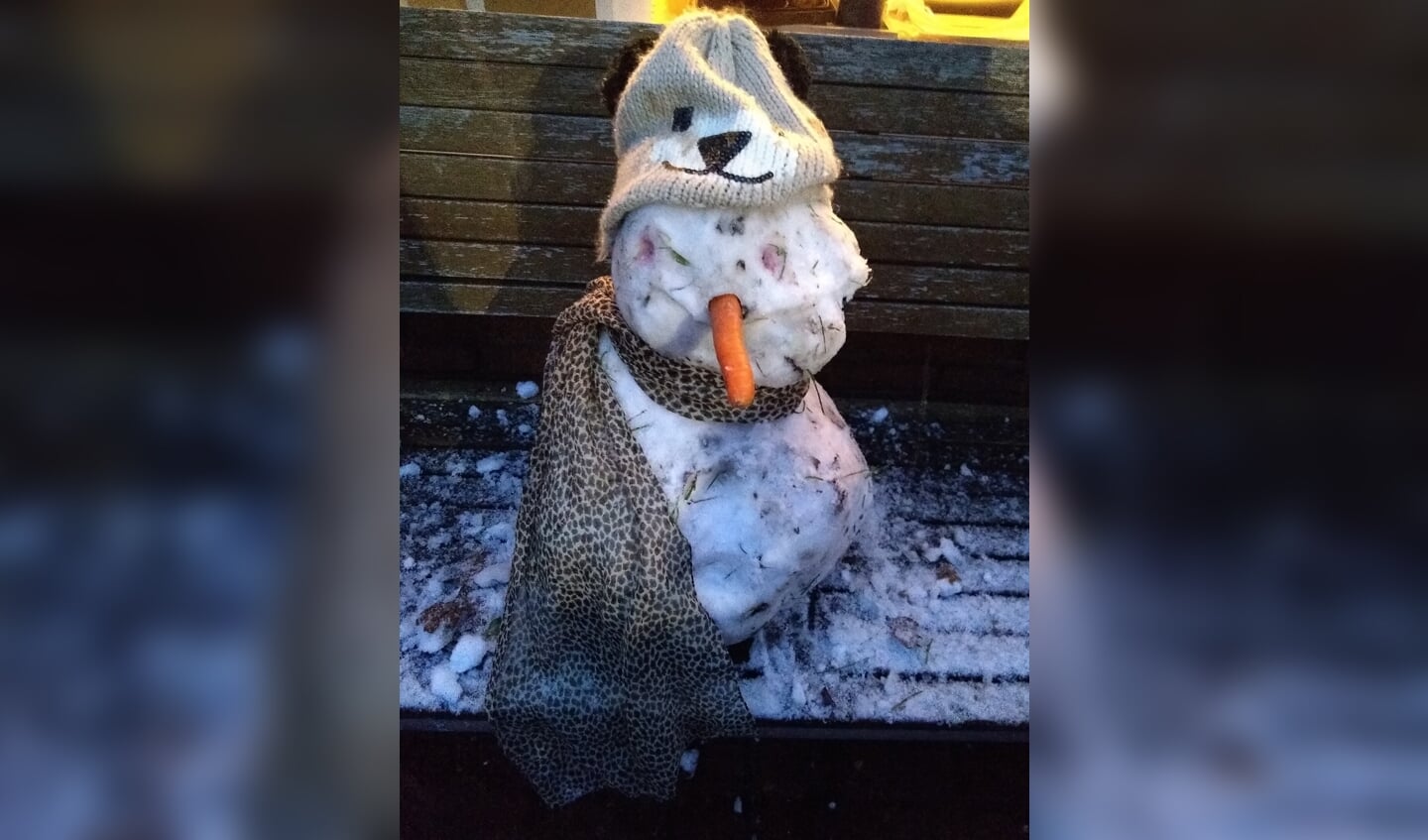 Milou (10) moest een flinke afstand afleggen voor haar sneeuwpop. "De sneeuwballen zijn gerold voor gemeentehuis Sassenheim en te voet 'getransporteerd' naar huis en daar op elkaar gezet. En aangekleed."