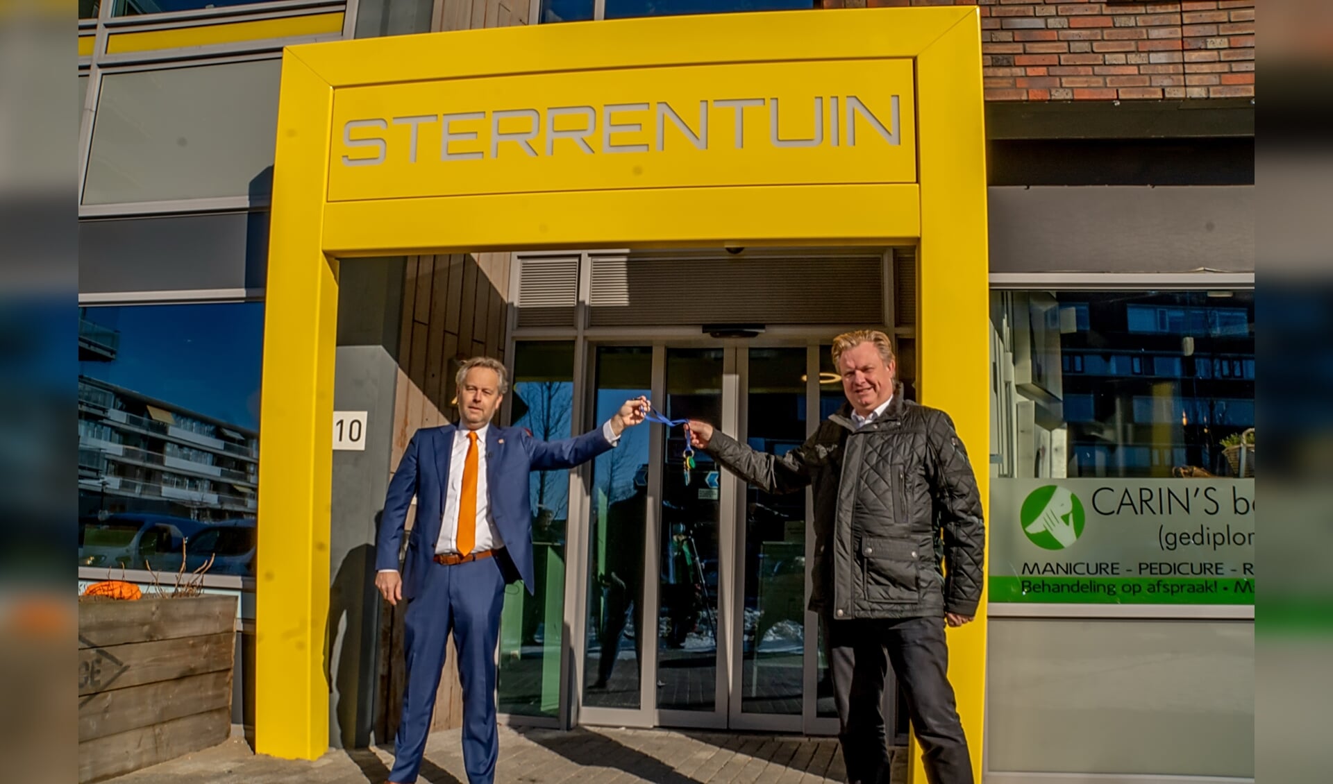 Wethouder Willem Joosten (links) overhandigt de sleutels van De Sterrentuin aan wethouder Rik van Woudenberg. | Foto: J.P. Kranenburg