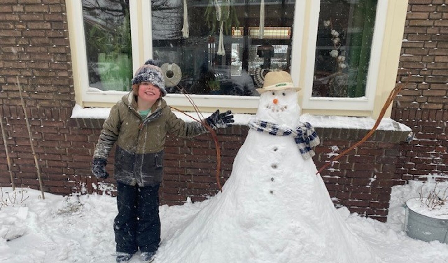 Henk de sneeuwpop, net zo groot als de maker: Jip (6) uit Voorhout.